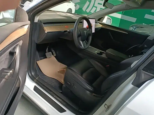 Tesla Model Y — Фото автомобиля 15