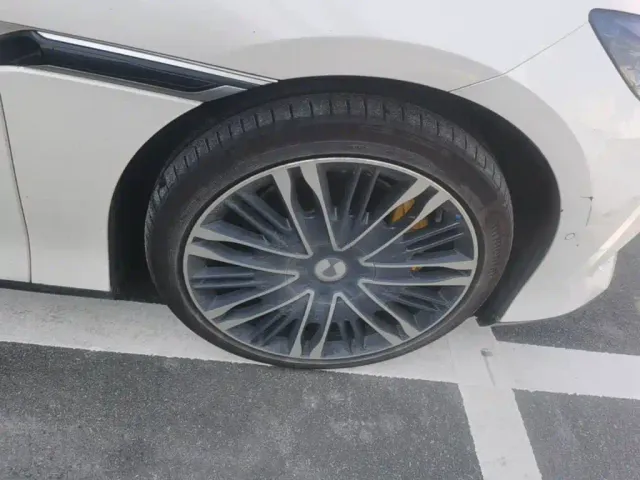 Denza Z9GT — Фото автомобиля 11