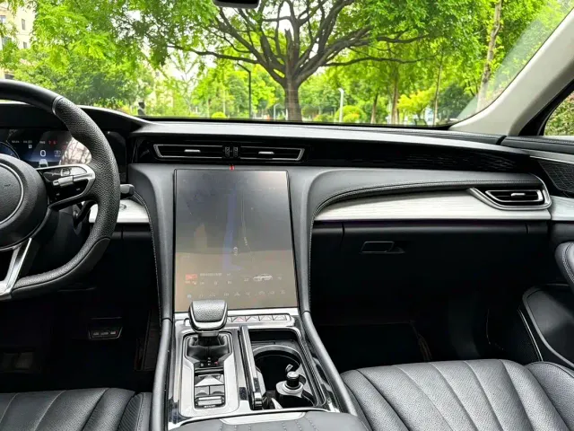 Hongqi H5 — Фото автомобиля 9