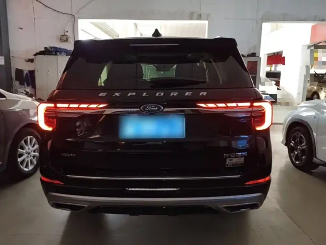 Ford Explorer — Фото автомобиля 5