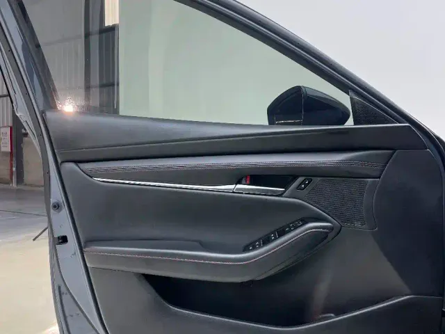 Mazda Axela — Фото автомобиля 18