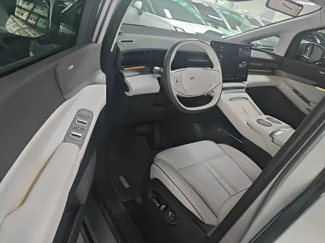 Xpeng X9 — Фото автомобиля 15