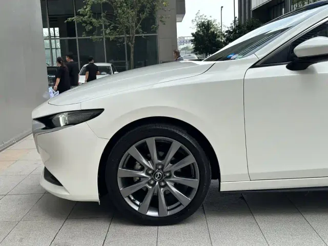 Mazda Axela — Фото автомобиля 5
