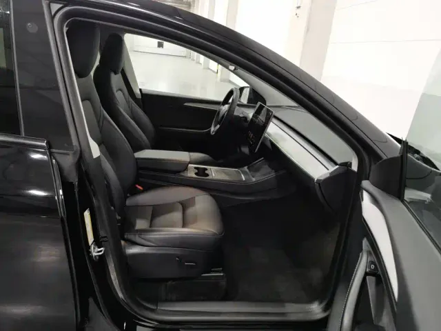 Tesla Model Y — Фото автомобиля 23