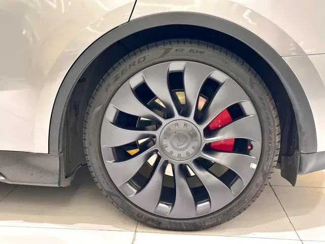 Tesla Model Y — Фото автомобиля 15