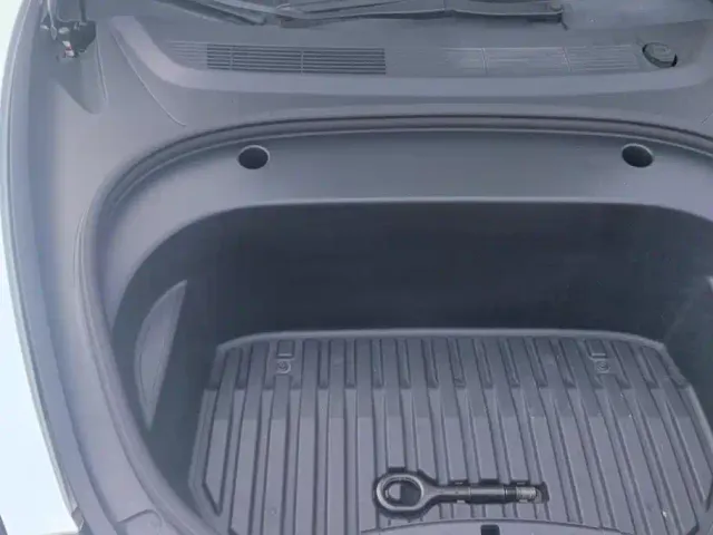 Tesla Model 3 — Фото автомобиля 10