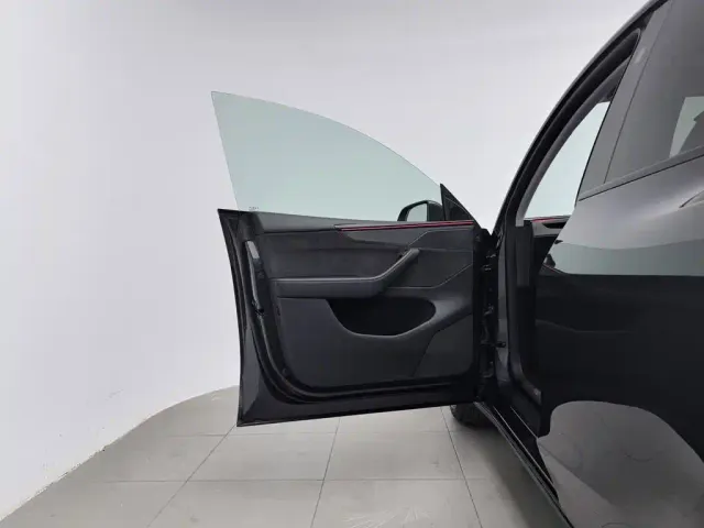 Tesla Model Y — Фото автомобиля 8