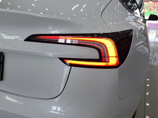 Tesla Model 3 — Фото автомобиля 7
