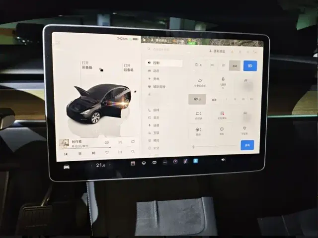 Tesla Model Y — Фото автомобиля 15