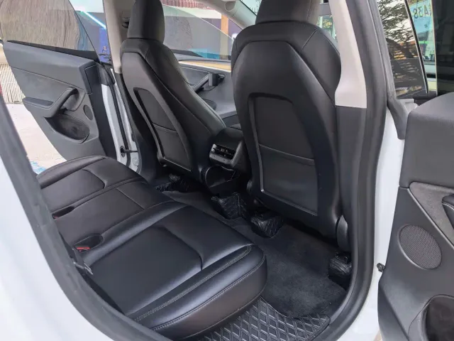 Tesla Model Y — Фото автомобиля 11