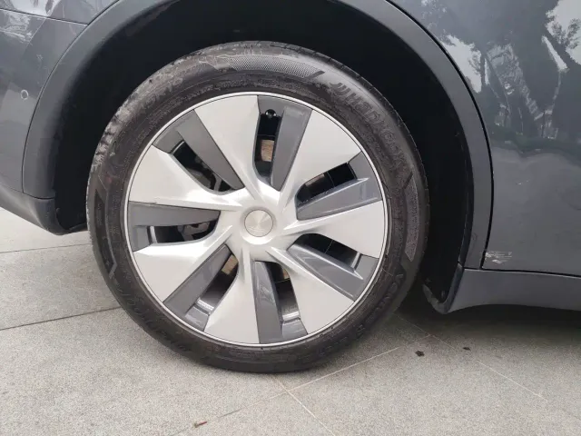 Tesla Model Y — Фото автомобиля 24