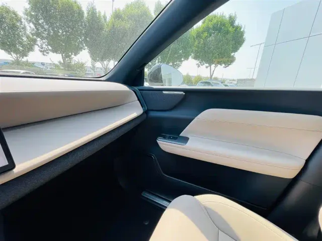 Volvo XC70 Plug-in Hybrid — Фото автомобиля 21