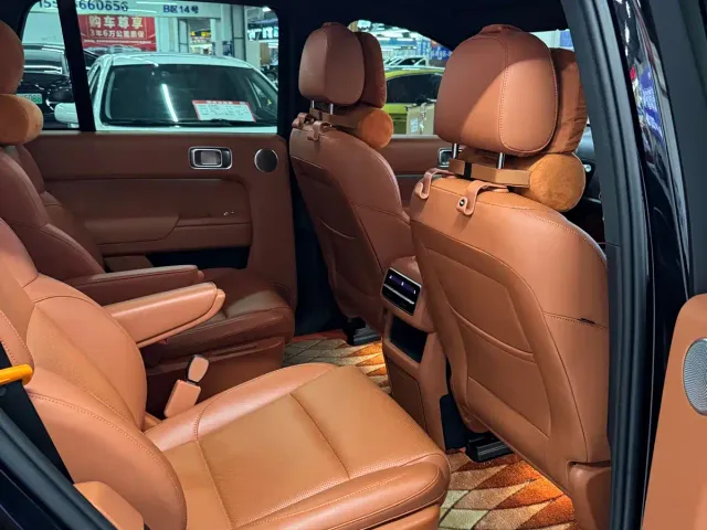 Li Auto L8 — Фото автомобиля 12