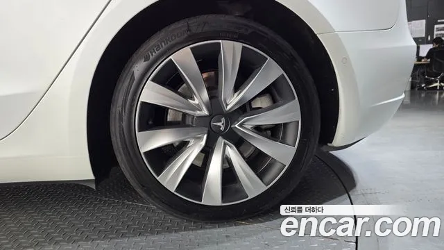 Tesla Model 3 — Фото автомобиля 20