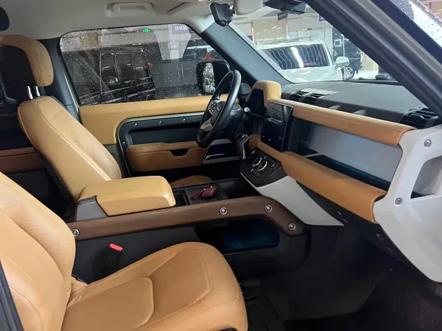 Land Rover Defender — Фото автомобиля 7
