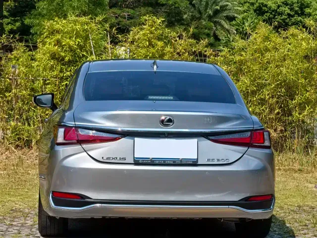 Lexus ES — Фото автомобиля 7