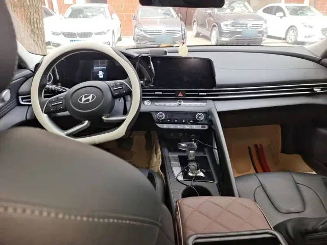 Hyundai Elantra — Фото автомобиля 5