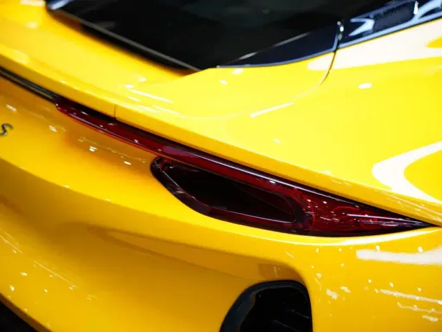 Lotus Emira — Фото автомобиля 13
