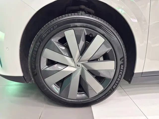 Li Auto i8 — Фото автомобиля 6