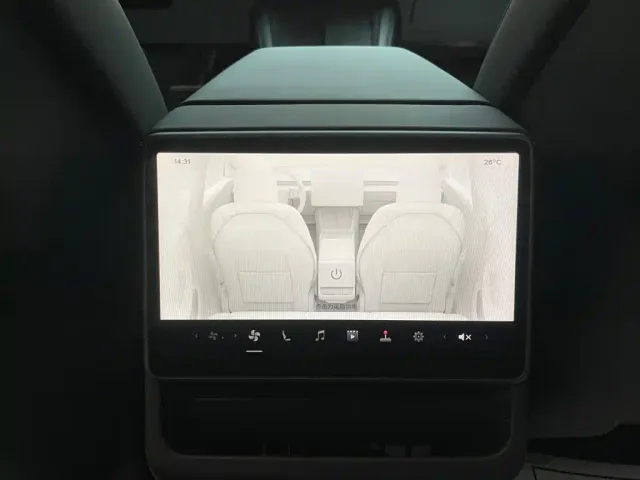 Tesla Model 3 — Фото автомобиля 13