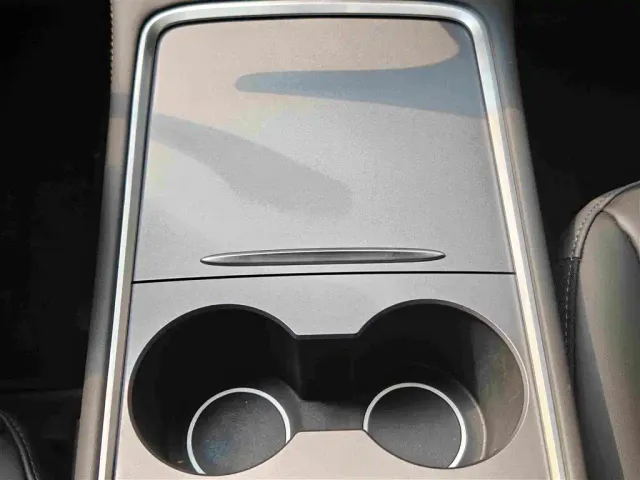 Tesla Model Y — Фото автомобиля 8