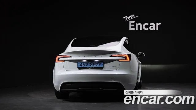Tesla Model 3 — Фото автомобиля 4