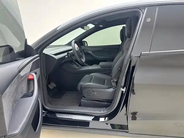 Tesla Model Y L — Фото автомобиля 14