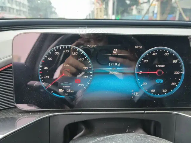 Mercedes-Benz EQC — Фото автомобиля 14