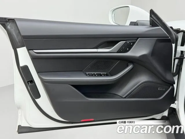 Porsche Taycan — Фото автомобиля 11