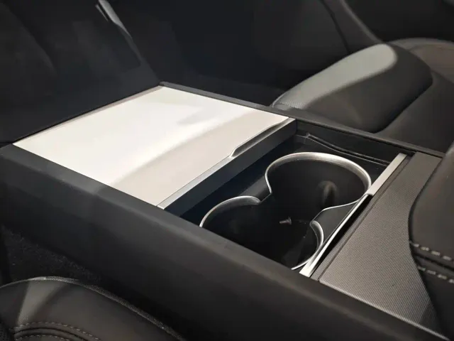 Tesla Model 3 — Фото автомобиля 15