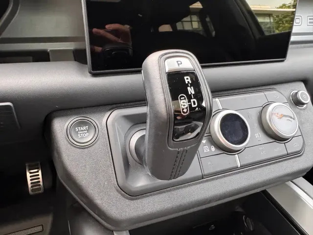 Land Rover Defender — Фото автомобиля 10