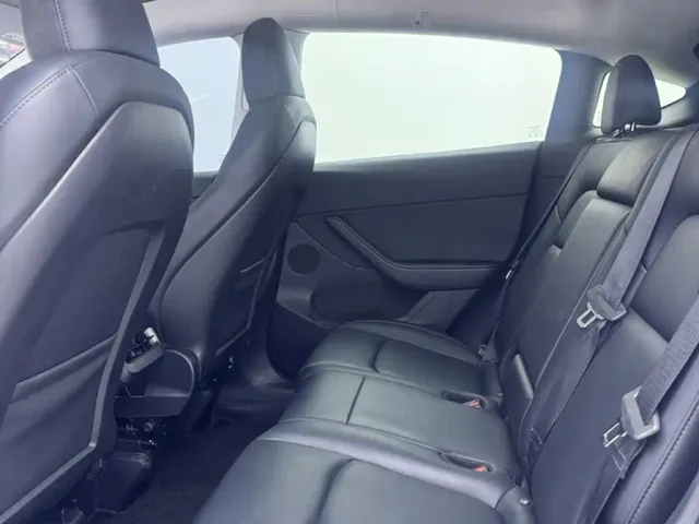 Tesla Model Y — Фото автомобиля 12