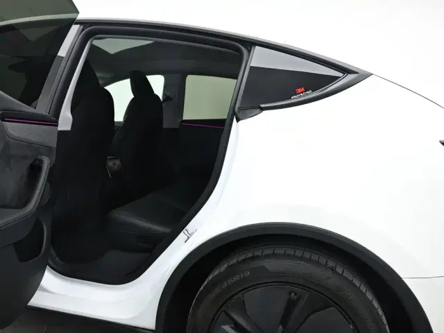 Tesla Model Y — Фото автомобиля 12