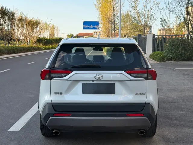 Toyota RAV4 — Фото автомобиля 9