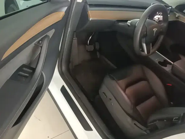 Tesla Model Y — Фото автомобиля 15