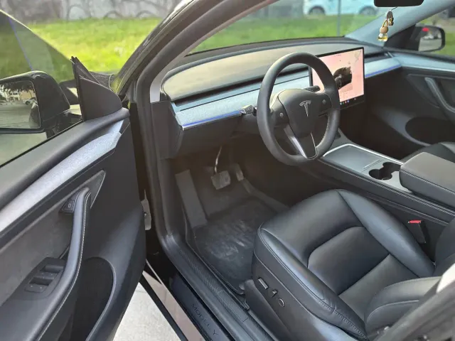 Tesla Model Y — Фото автомобиля 16