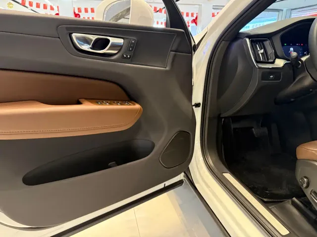 Volvo XC60 — Фото автомобиля 8