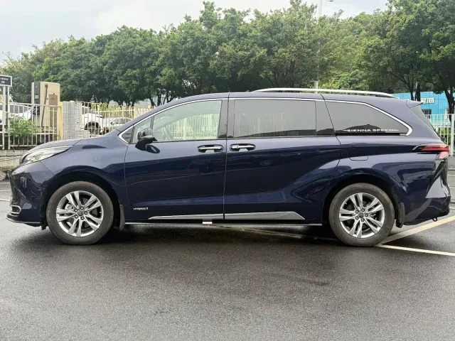 Toyota Sienna — Фото автомобиля 4