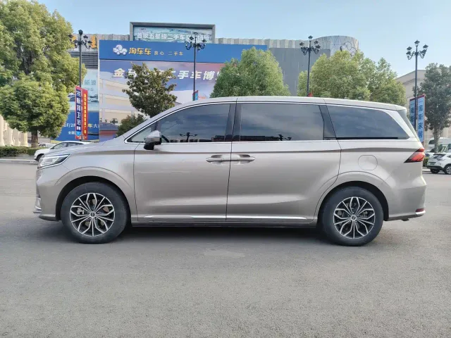 Roewe iMAX8 — Фото автомобиля 3