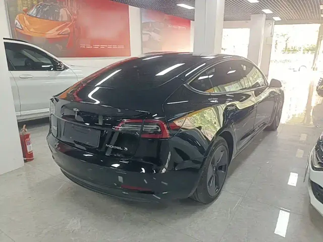 Tesla Model 3 — Фото автомобиля 6