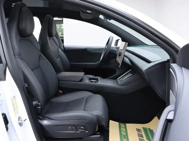 Tesla Model Y L — Фото автомобиля 14