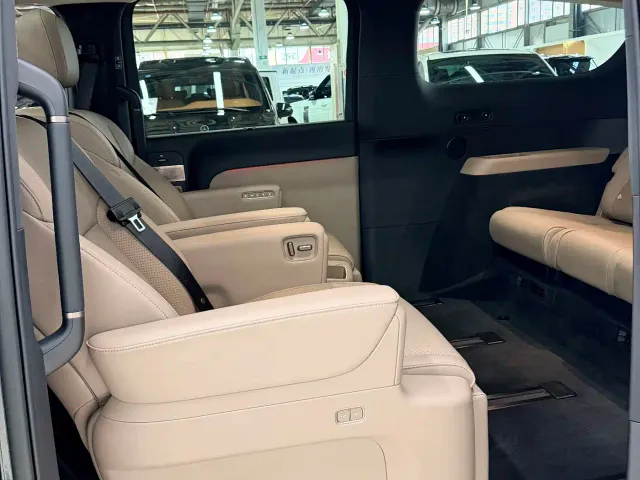 Li Auto MEGA — Фото автомобиля 10