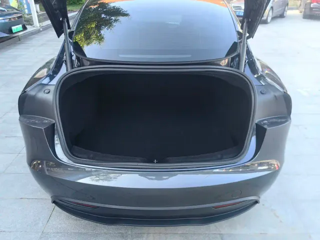 Tesla Model 3 — Фото автомобиля 9