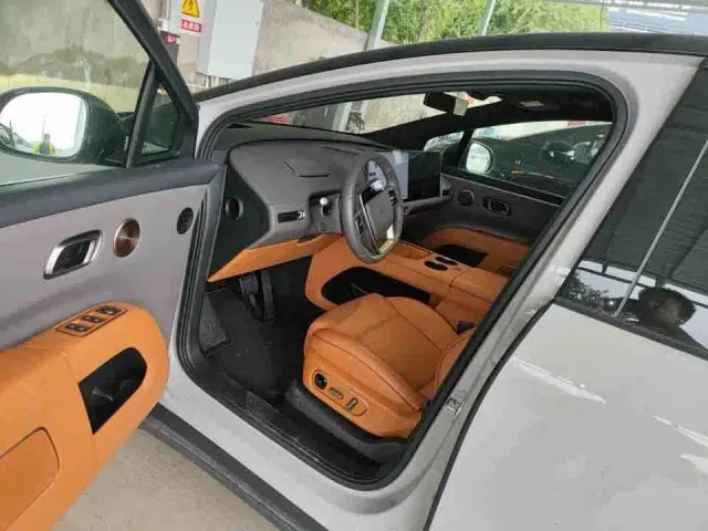 Li Auto i8 — Фото автомобиля 7