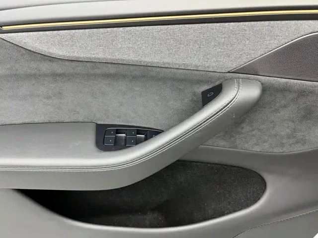 Tesla Model Y — Фото автомобиля 18