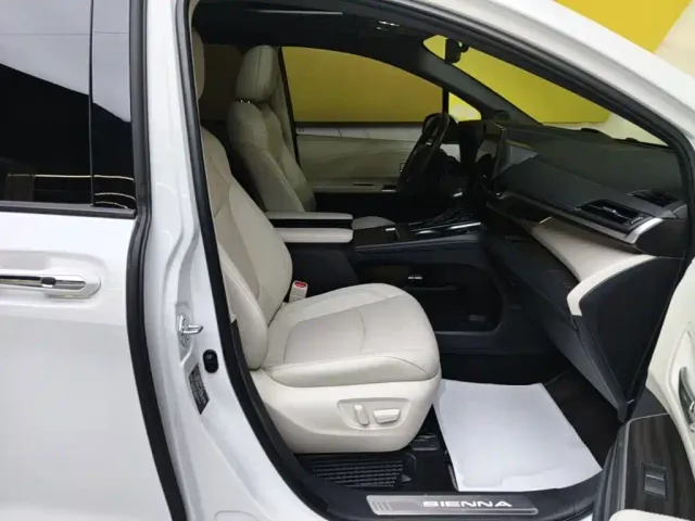 Toyota Sienna — Фото автомобиля 24