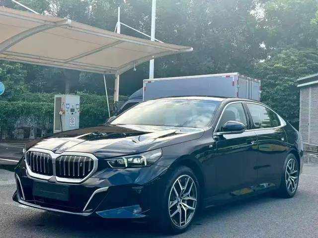 Фотография автомобиля — BMW i5