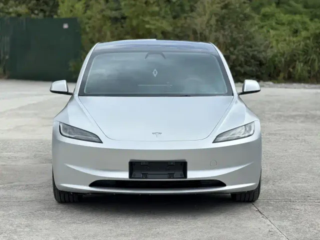 Tesla Model 3 — Фото автомобиля 2