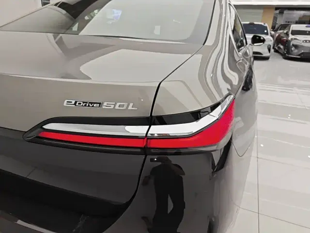 BMW i7 — Фото автомобиля 7