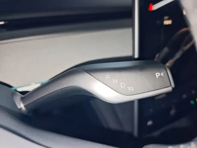 Tesla Model Y — Фото автомобиля 13